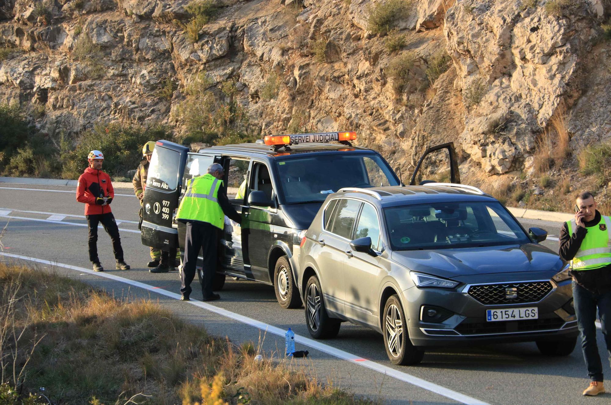 Tres menors morts i un ferit crític en caure un cotxe per un barranc al Perelló