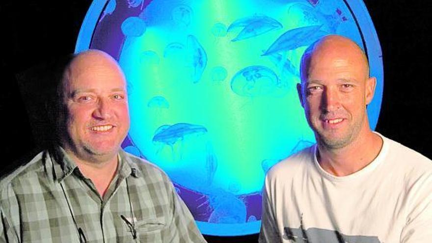 Por la izquierda, José Luis Acuña y Ángel López-Urrutia, junto a un tanque con medusas en el Acuario de Gijón.