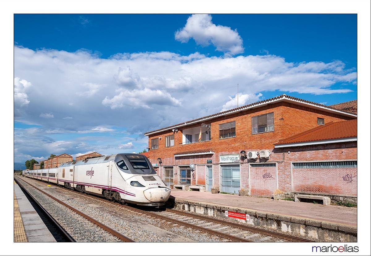 Un tren pasa por la estación de Monfragüe.