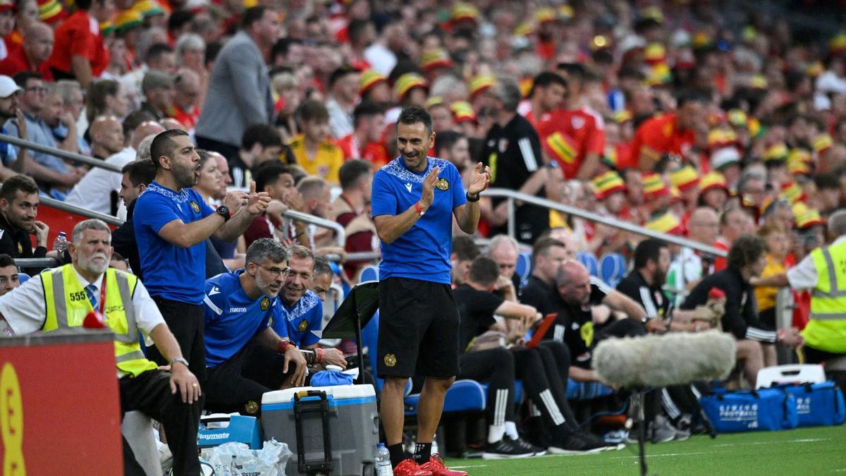 Álvaro Sala aplaude de pie durante un partido de la Selección de Armenia.