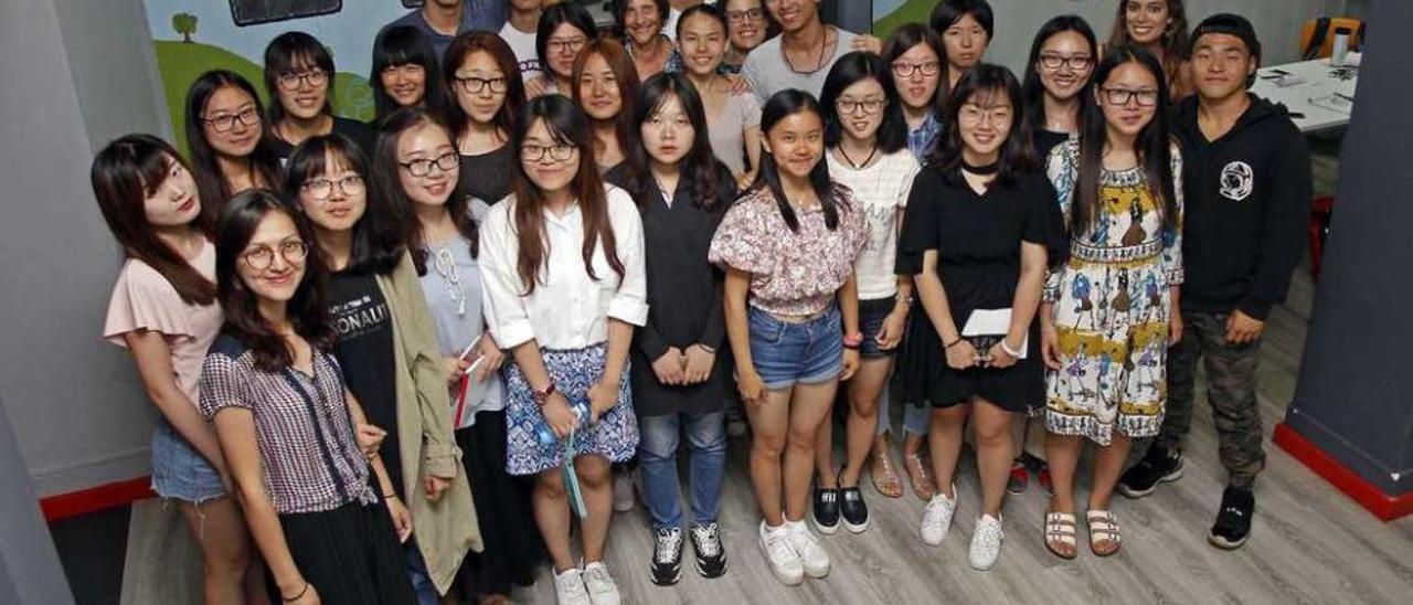 El grupo de estudiantes chinos, acompañado de sus profesoras. // Fotos: Marcos Canosa