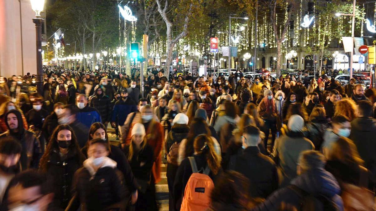 Ambiente de compras en paseo de Gracia con plaza Catalunya 