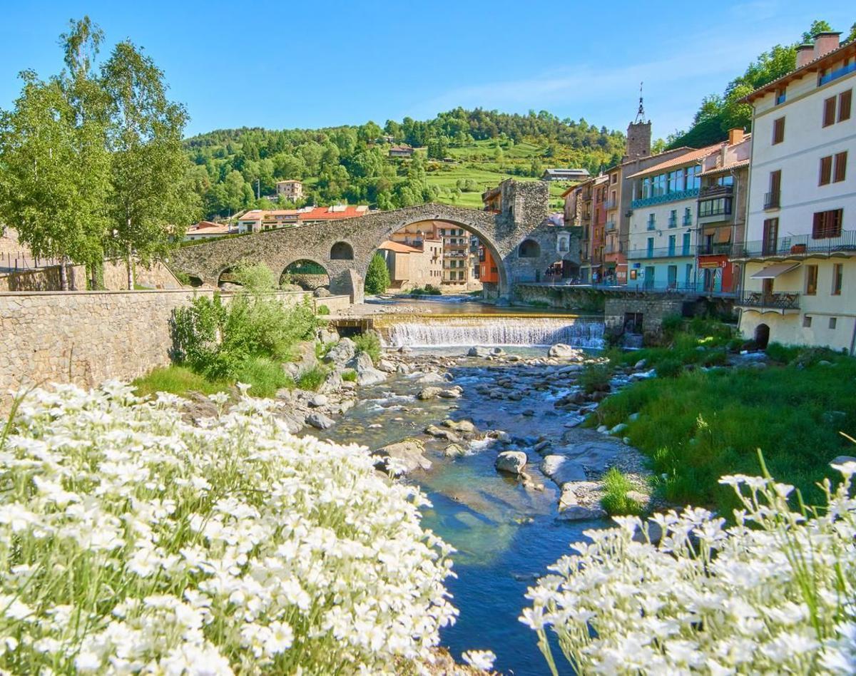 El encantador pueblo románico a los pies de los Pirineos perfecto para una escapada de fin de semana