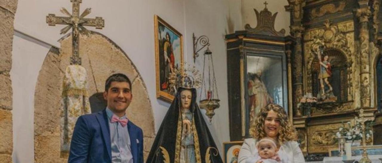 Novios de la primera boda que se celebrará en 2023 en el santuario de la Virgen de la Salud, retrasada por la pandemia y luego por Salus. | Ch. S.