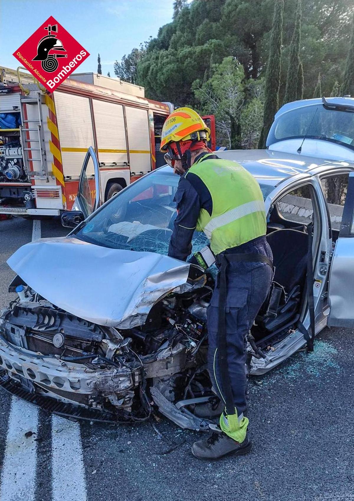 Un bombero revisa uno de los coches siniestrados