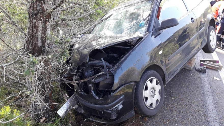 Schwere Beinverletzung: Autofahrerin kracht bei Porto Cristo gegen einen Baum
