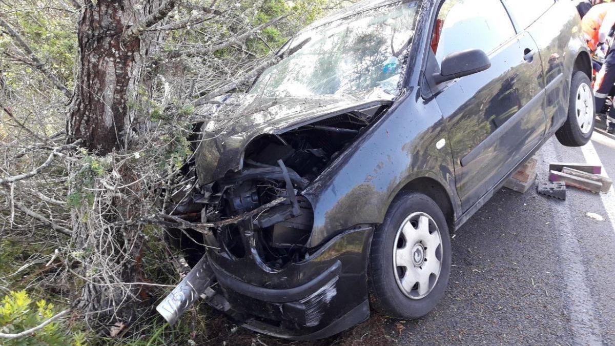 Estado en el que quedó el vehículo tras chocar contra un árbol esta mañana.