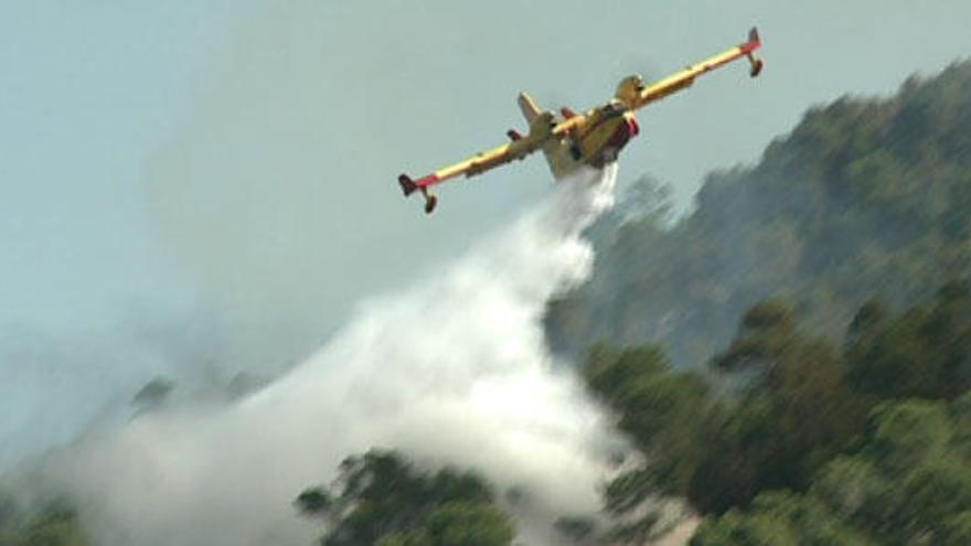 Continúan las labores de extinción en el incendio del Puig de Sant Martí de Alcúdia