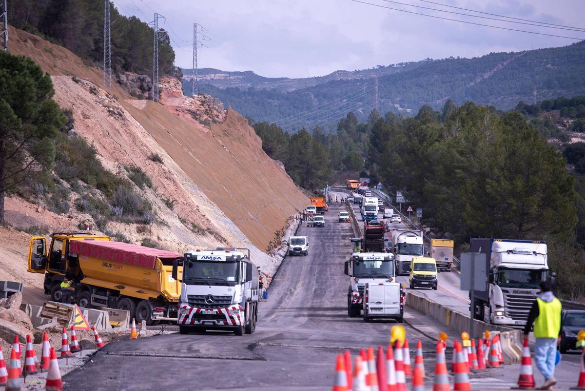 Obres de construcció del tercer carril a la C-55 a Castellbell i el Vilar