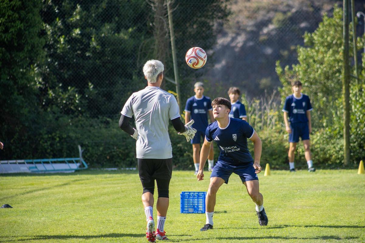 Arranca el Compostela de Carlos de Lerma: "La única manera de enganchar a la afición es demostrarlo en el césped" Arranca el Compostela de Carlos de Lerma: "La única manera de enganchar a la afición es demostrarlo en el césped"