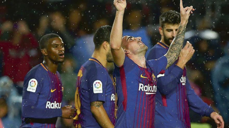 Alcácer celebra uno de los goles, ayer en el partido disputado en el Camp Nou.