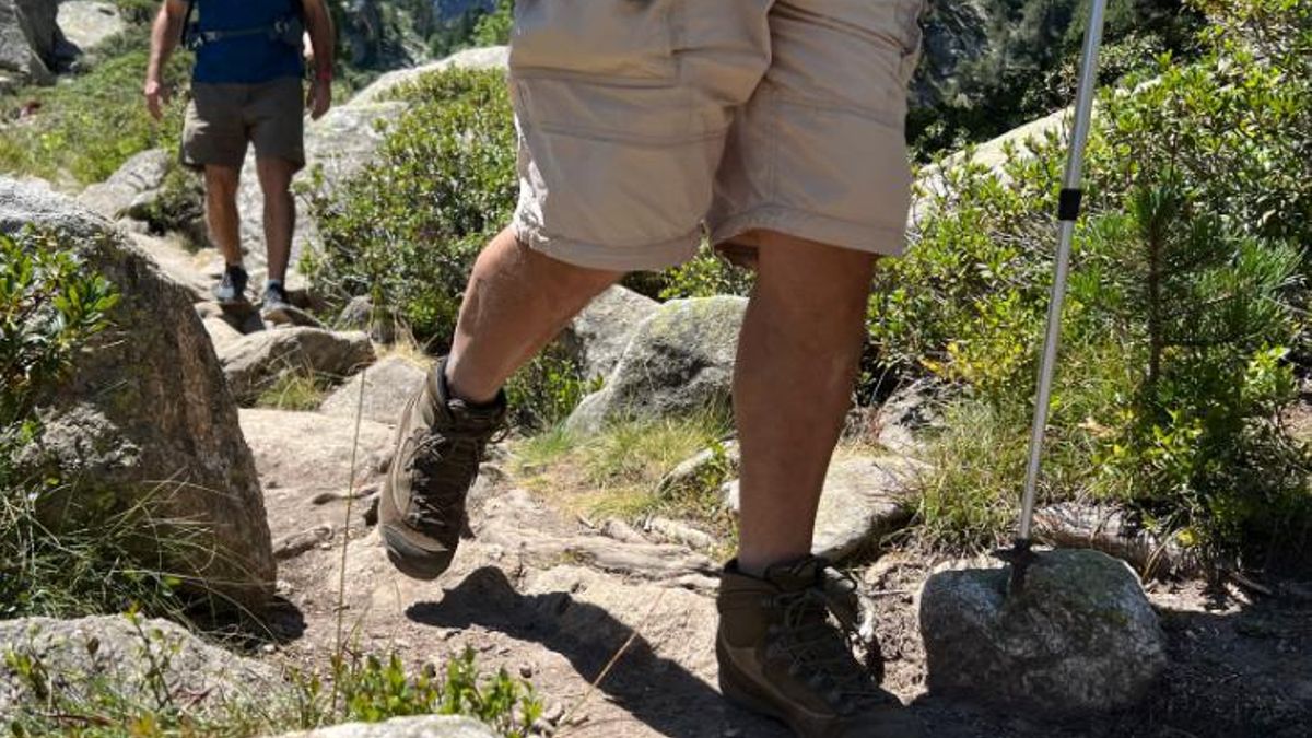 Uns excursionistes a la zona perifèrica del Parc Nacional d'Aigüestortes