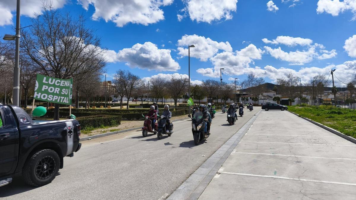 Una caravana de vehículos exige el hospital para Lucena