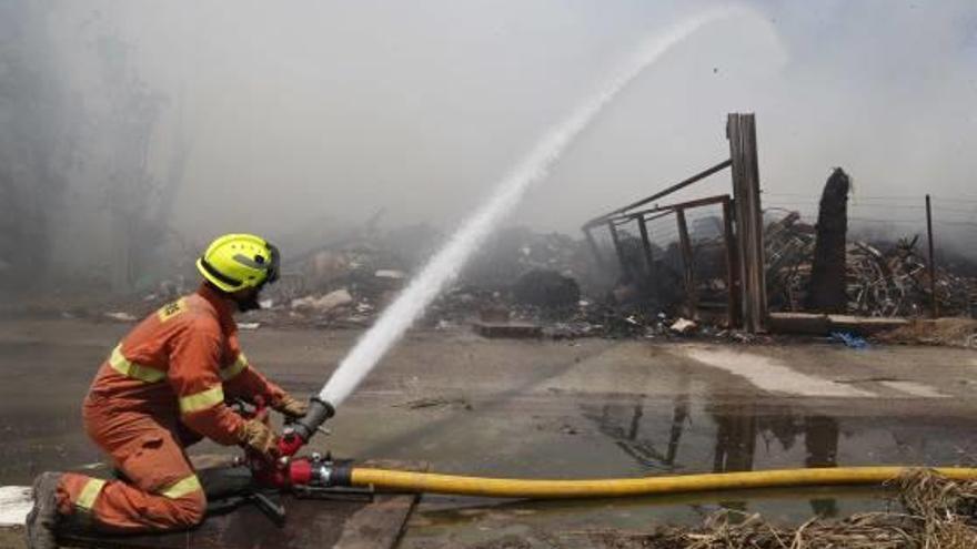 Los bomberos dejan que se consuma la nave