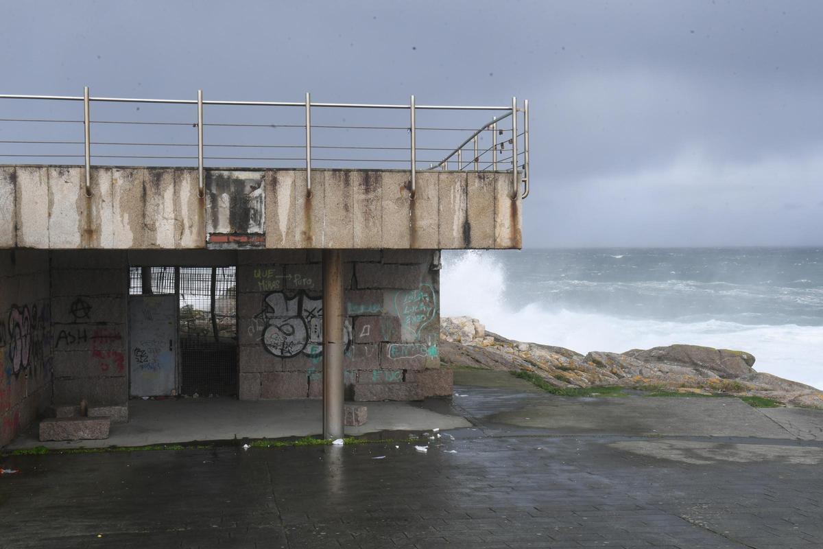 Alerta roja en el litoral coruñés por olas de hasta nueve metros