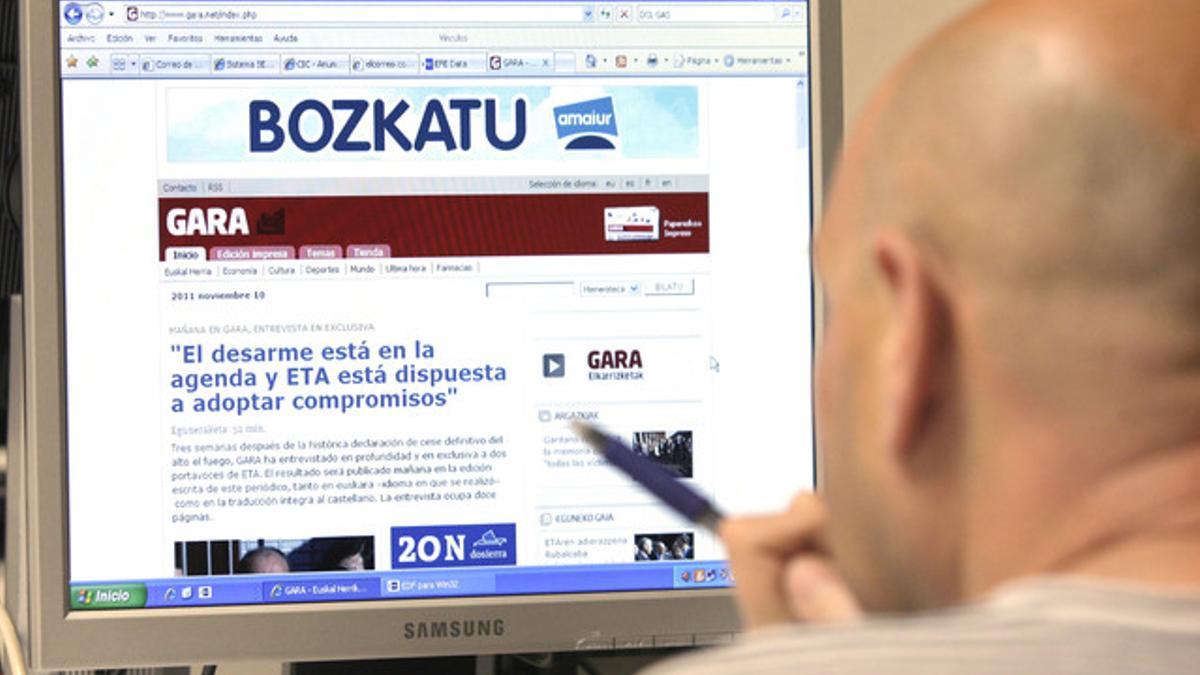 Un lector consulta la web del diario 'Gara', que publica la entrevista con dos portavoces de ETA.