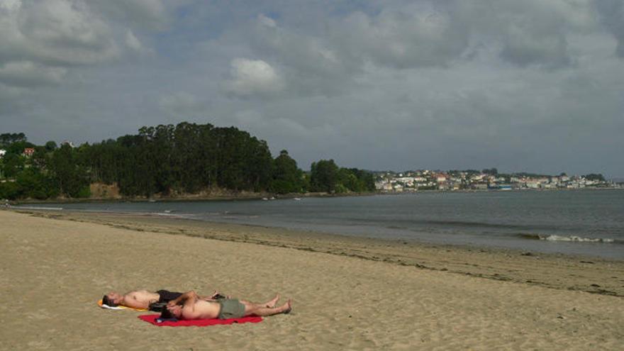 Playa de Gandarío (Bergondo) un día nublado.