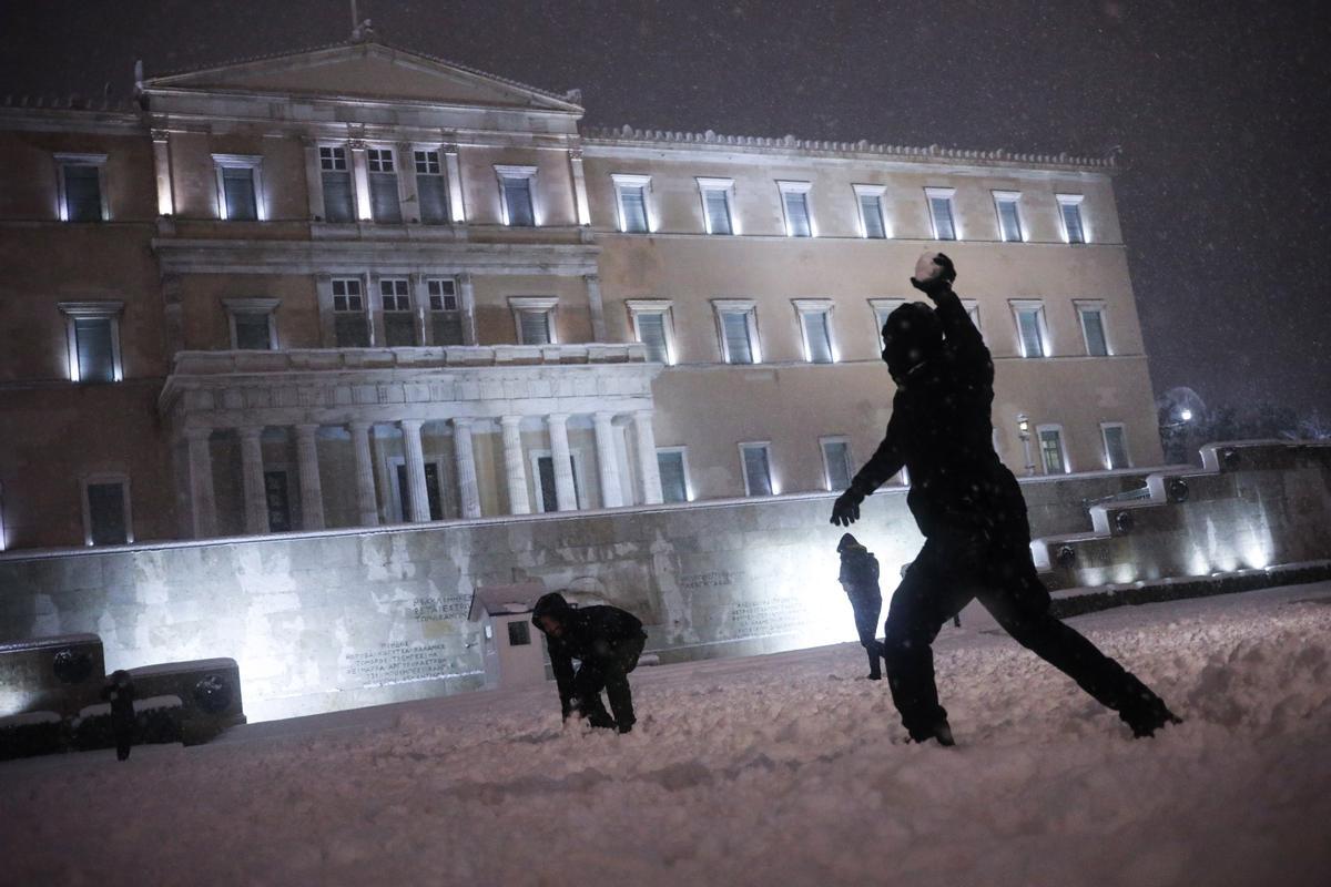 Juegos con la nieve frente al edificio del Parlamento de Grecia, en Atenas.