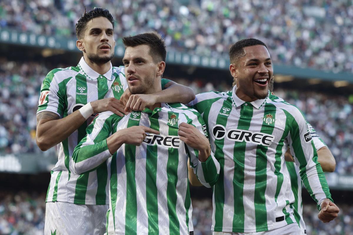 Giovani Lo Celso celebra con sus compañeros tras marcar el 1-1 de penalti durante el partido ante el FC Barcelona.