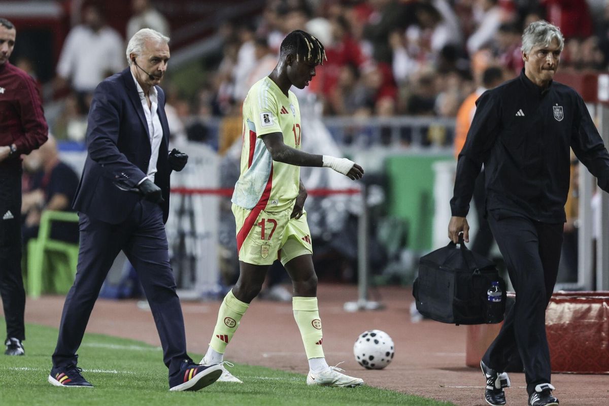 KONYA (Turkey), 07/09/2025.- Nico Williams (C) of Spain leaves the pitch after an injury during the FIFA World Cup 2026 qualifying Group E soccer soccer match between Turkey and Spain in Konya, Turkey, 07 September 2025. (Mundial de Fútbol, España, Turquía) EFE/EPA/ERDEM SAHIN