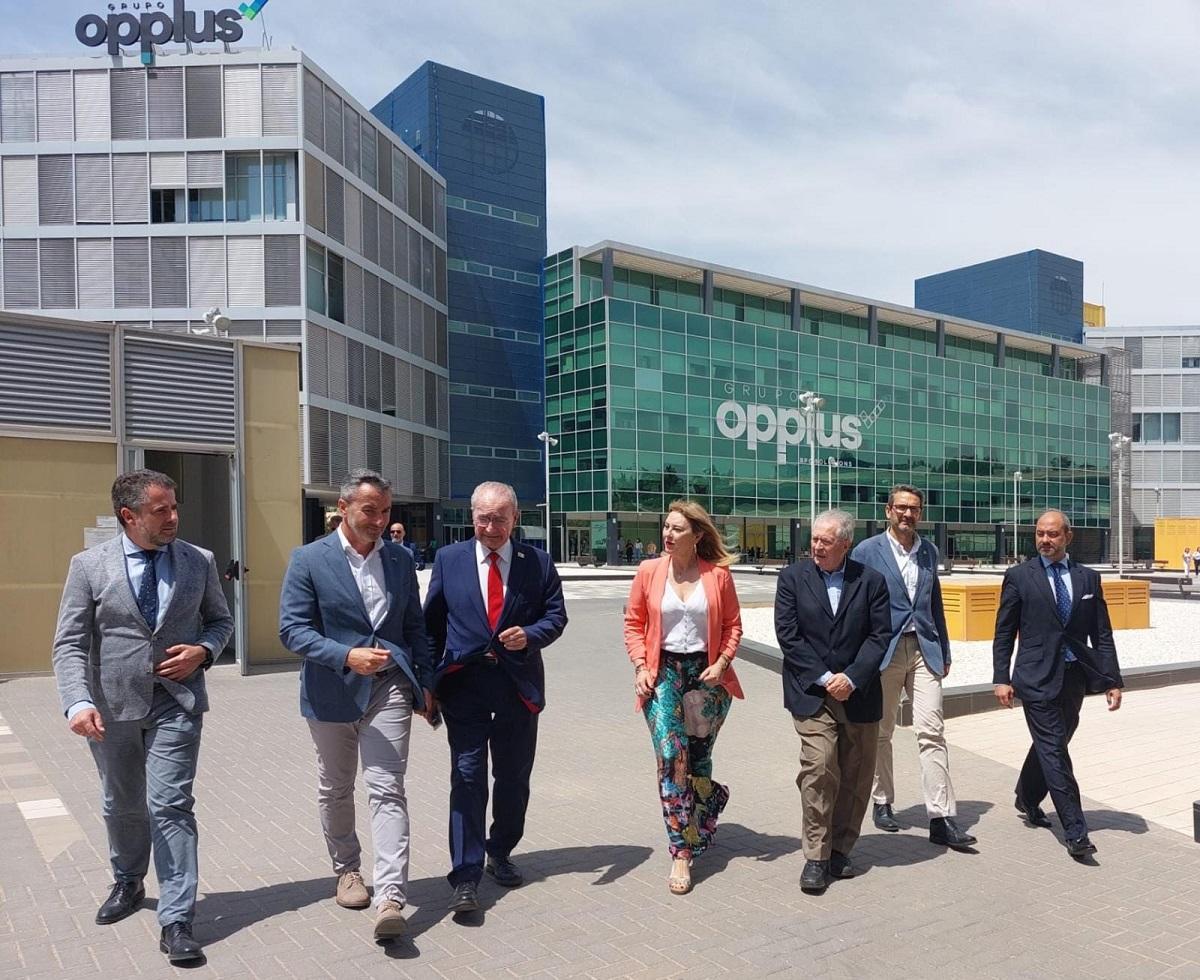 Carolina España, junto al alcalde, Francisco de la Torre, y el director del PTA de Málaga, Felipe Romera, este lunes en la tecnópolis.
