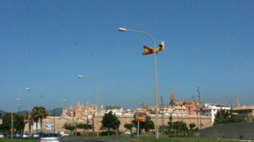 Los aviones regargan agua en la bahía de Palma.