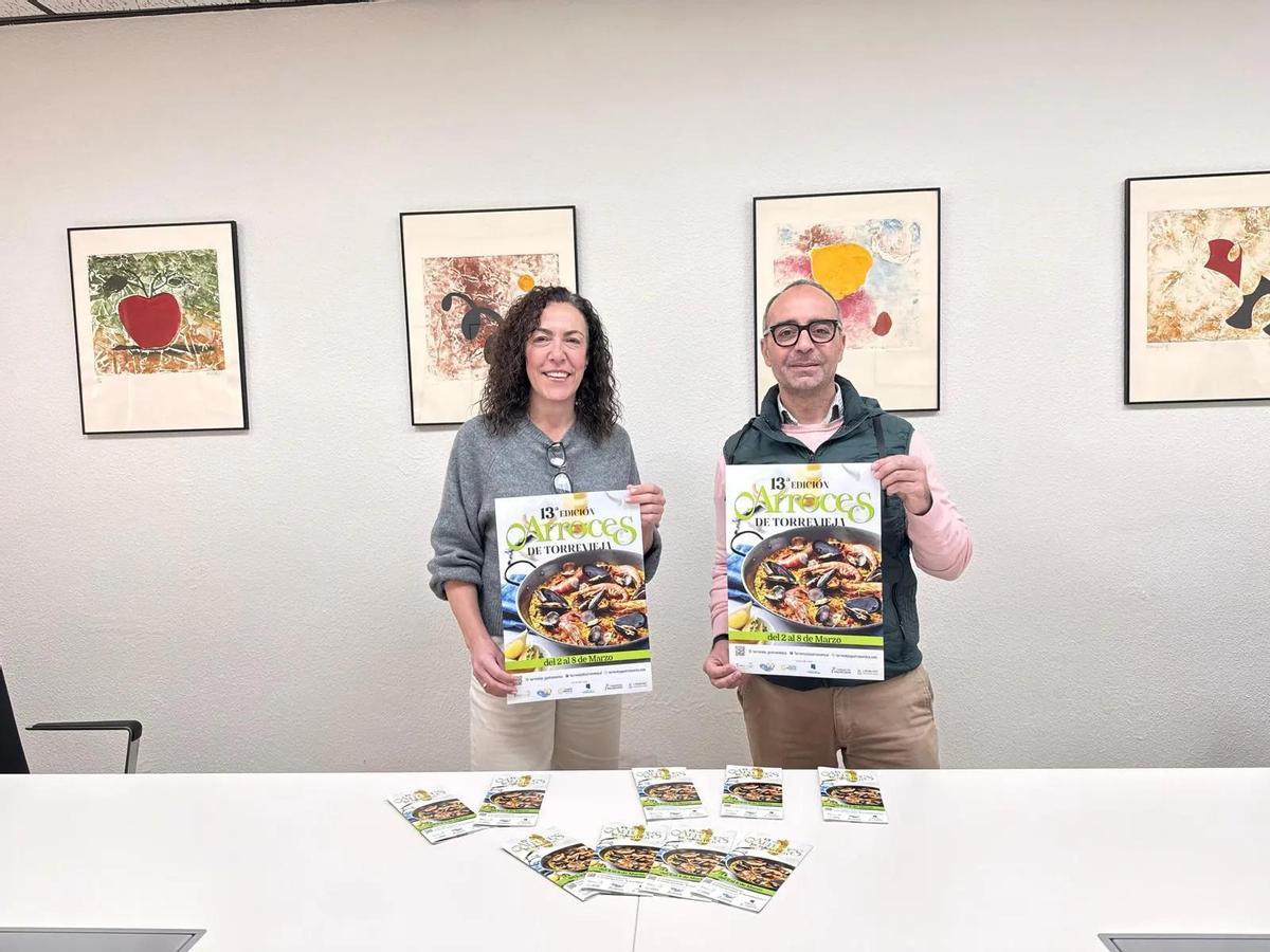 El presidente de la Asociación de Empresas de Hostelería de Torrevieja y Comarca, José Ignacio Pastor, junto a la concejala de Hostelería y Turismo, Rosario Martínez, en la presentación de las jornadas gastronómicas.
