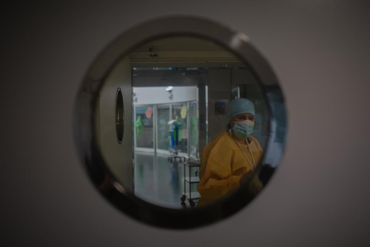 Profesionales sanitarios en la UCI del hospital