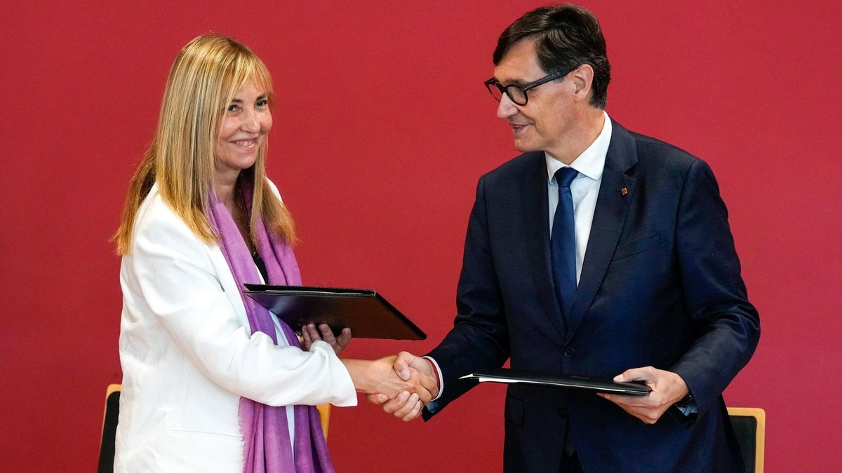 El presidente de la Generalitat, Salvador Illa, y la presidenta del CGPJ, María Isabel Perelló en la firma del convenio en la Escuela Judicial de Barcelona