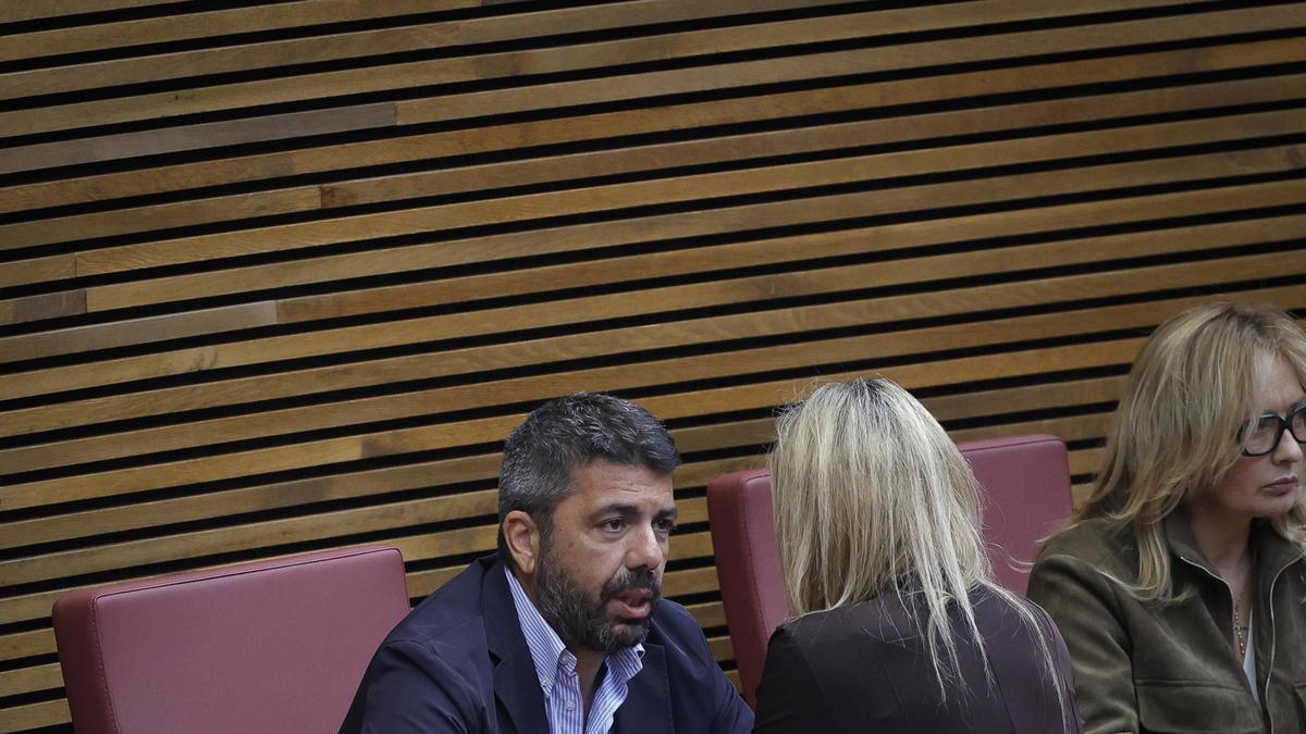 Carlos Mazón habla con una diputada en las Corts, en una imagen reciente.
