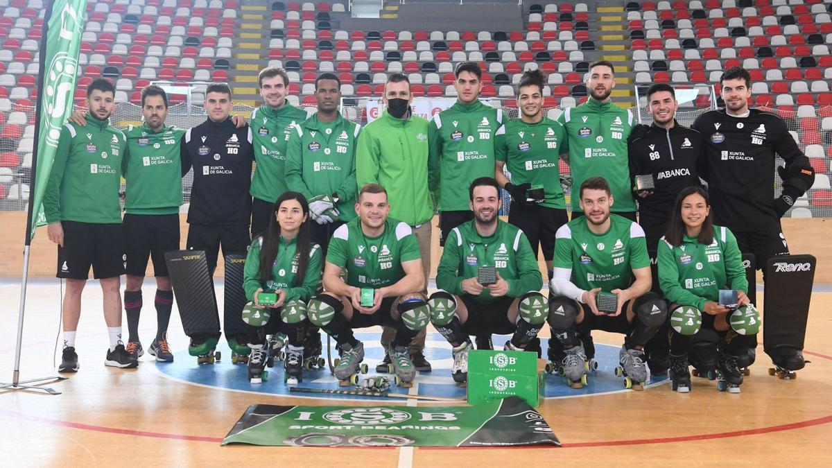 Los jugadores del Liceo de OK Liga masculina, OK Liga femenina y OK Plata posan con los rodamientos de su patrocinador. |  // CARLOS PARDELLAS