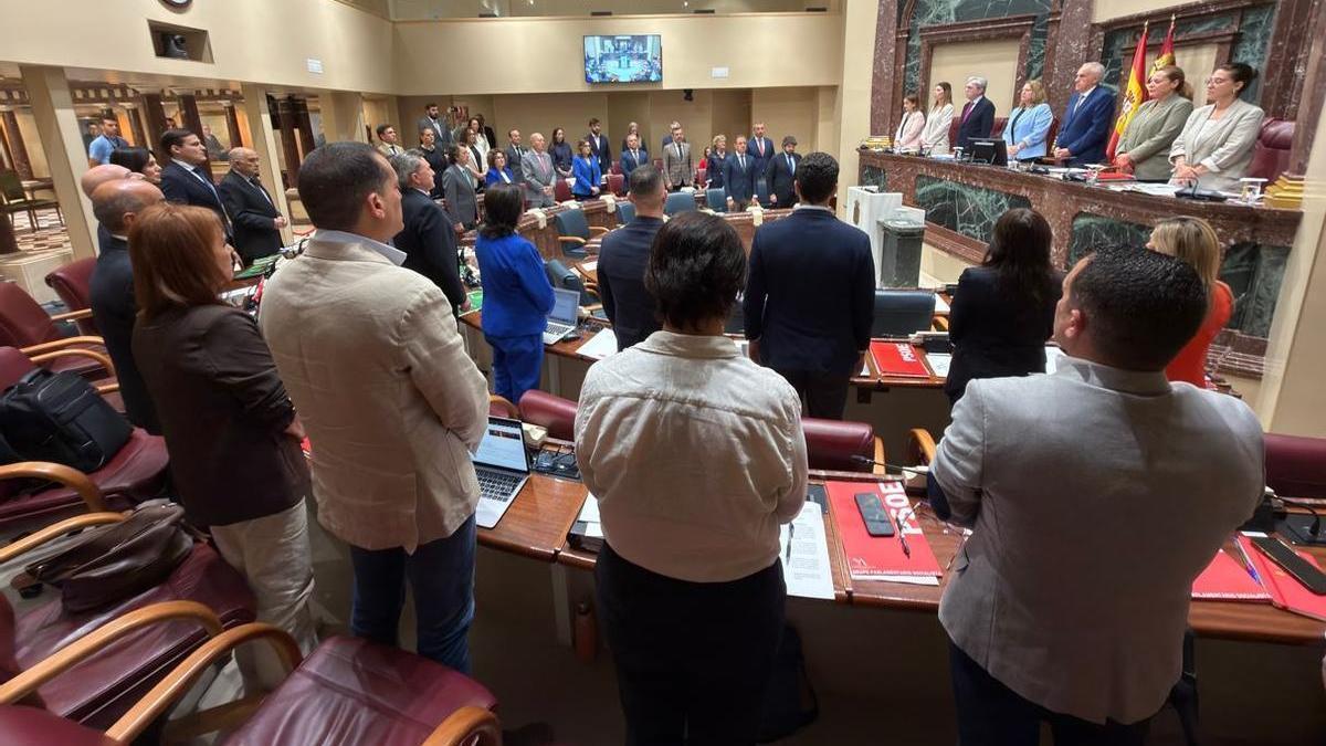 Todos los diputados guardaron un minuto de silencio en memoria de José Ballesta.