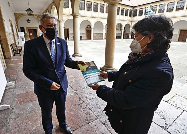 El químico entrega su programa a Magdalena Menéndez, subalterna interina, en el edificio histórico