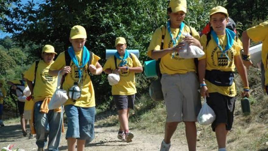 Un grupo de jóvenes desfila por la ruta acondicionada en Mahíde.