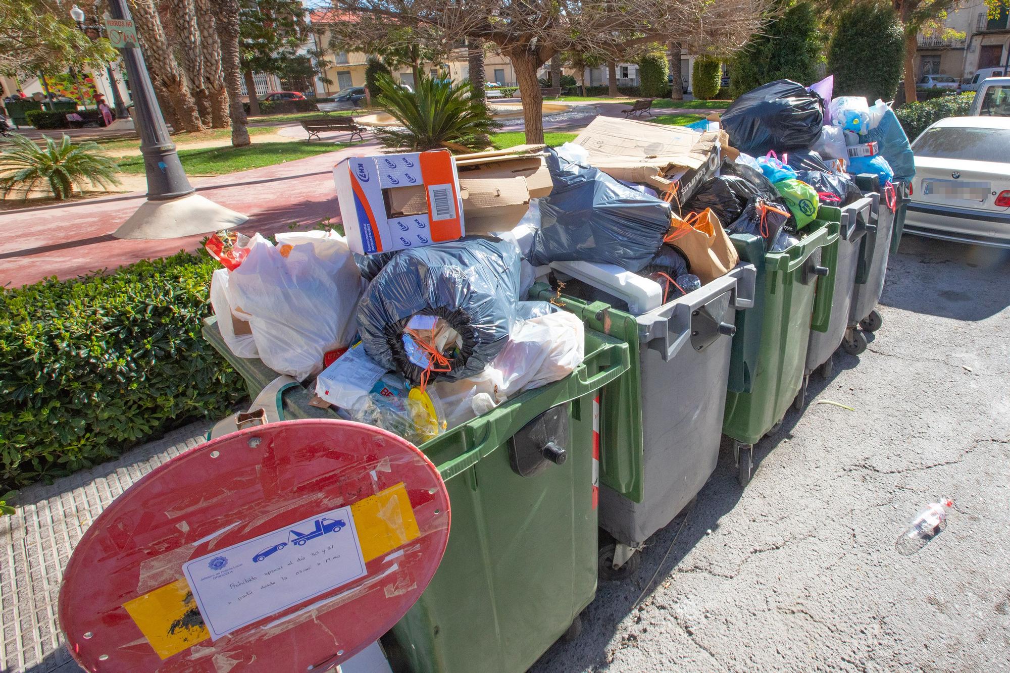 Contenedores abarrotados de basura tras la suspensión del servicio de recogida en Orihuela