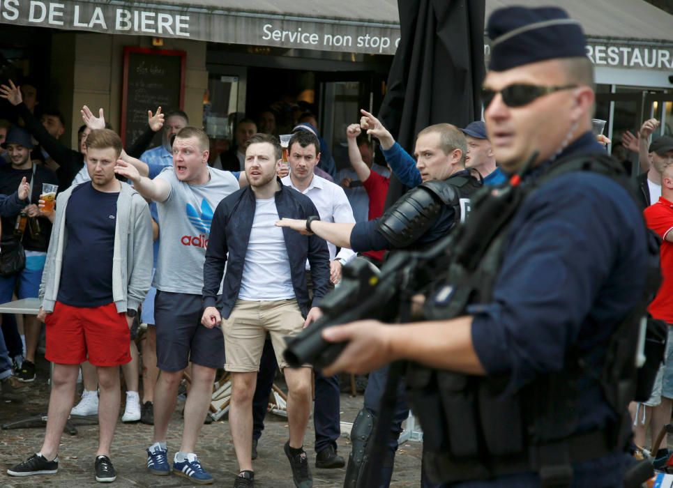 Aficionados de Inglaterra y Gales durante los enfrentamientos con aficionados rusos en Lille, Francia