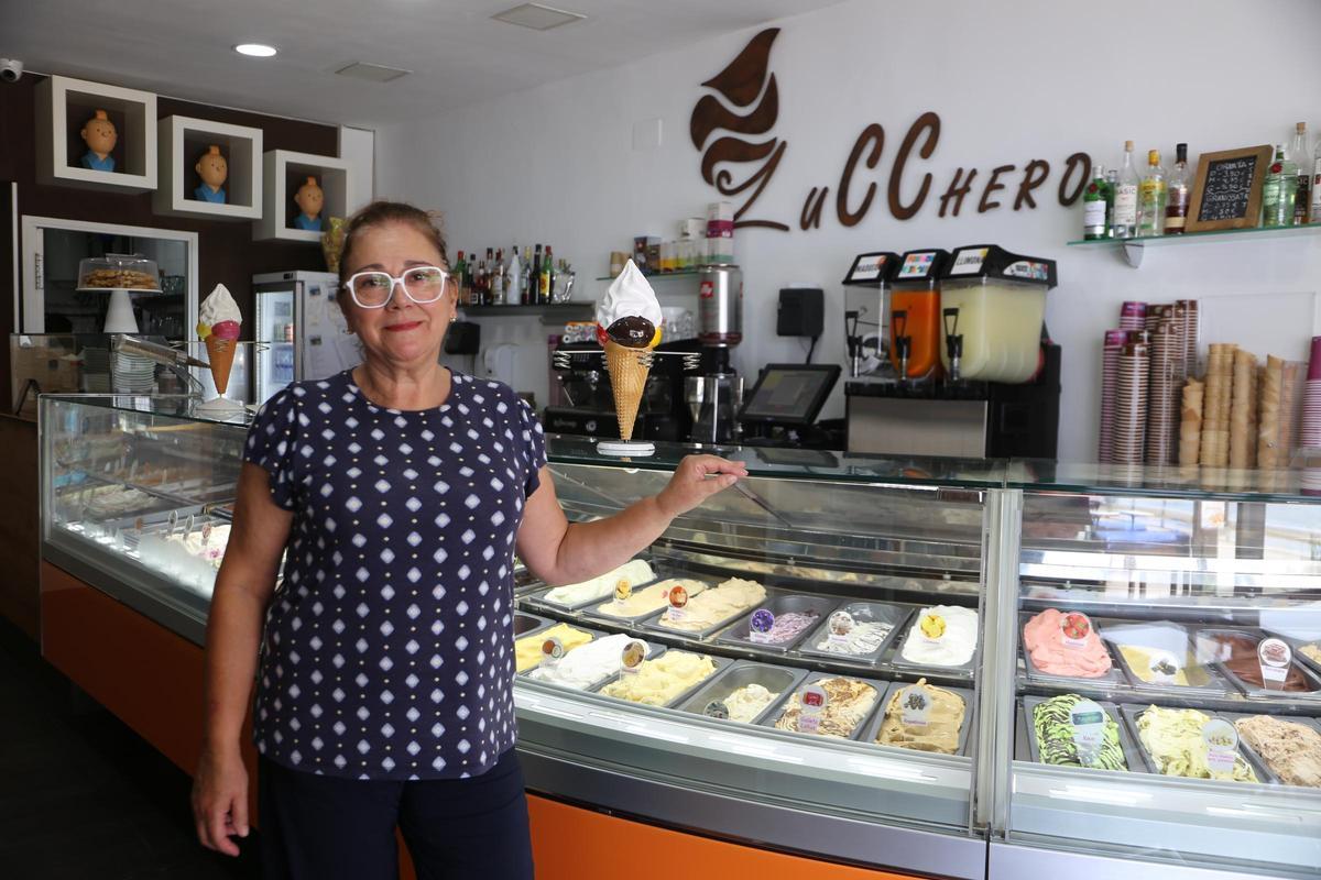 La mare i dependenta de l’establiment Alicia Llanos, davant la vitrina dels gelats i altres productes.