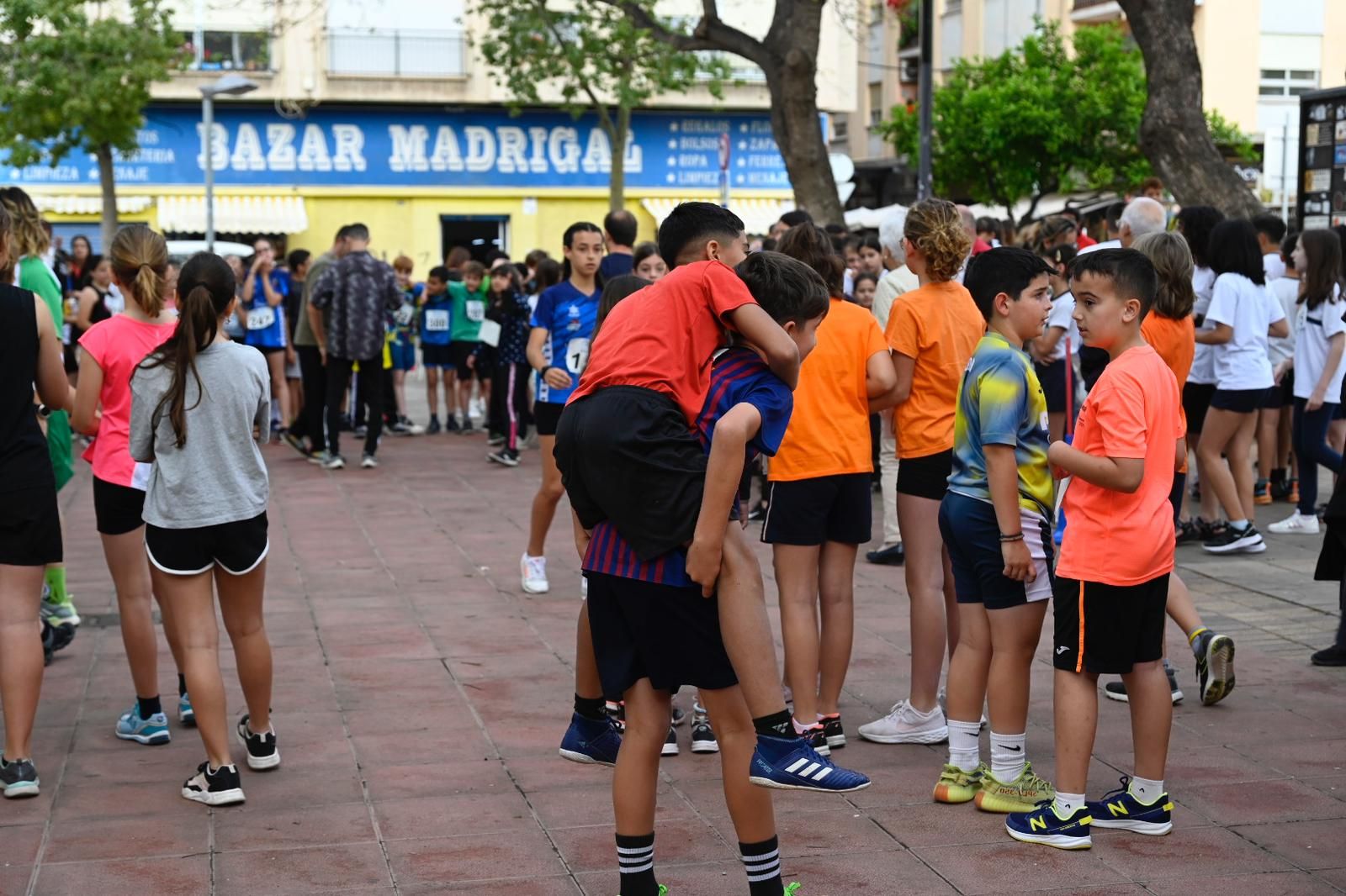 Escolares de Vila-real protagonizan una carrera solidaria en homenaje a mossén Guillermo