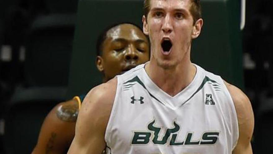 El jugador de los Bulls de South Florida celebra un jugada con un grito de rabia.