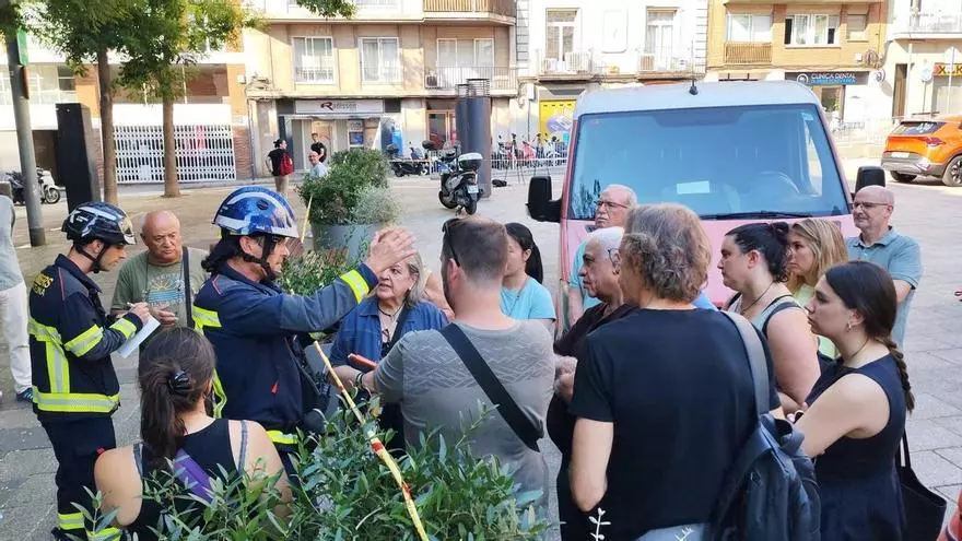 Los Bomberos inspeccionan este miércoles los bajos más afectados por el socavón de la L9 en el Putxet
