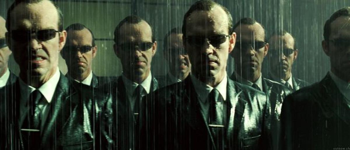 Hugo Weaving, como agente Smith multiplicado, en 'Matrix Revolutions'.