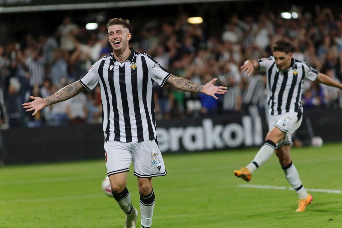 Raúl Sánchez celebra un gol en el SkyFi Castalia, con Cala al fondo.