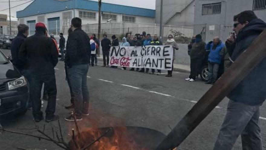 La plantilla bloquea la distribución de Coca-Cola en Alicante por la falta de un vado