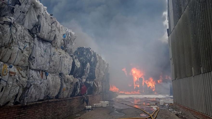 Así es el espectacular incendio de Llanera que ha dañado varias naves de un centro de reciclaje