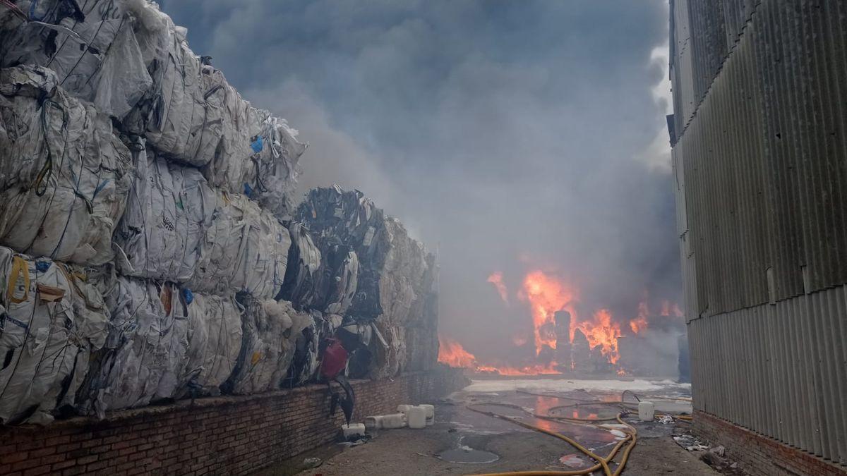 Alarma por el incendio en una nave de reciclaje