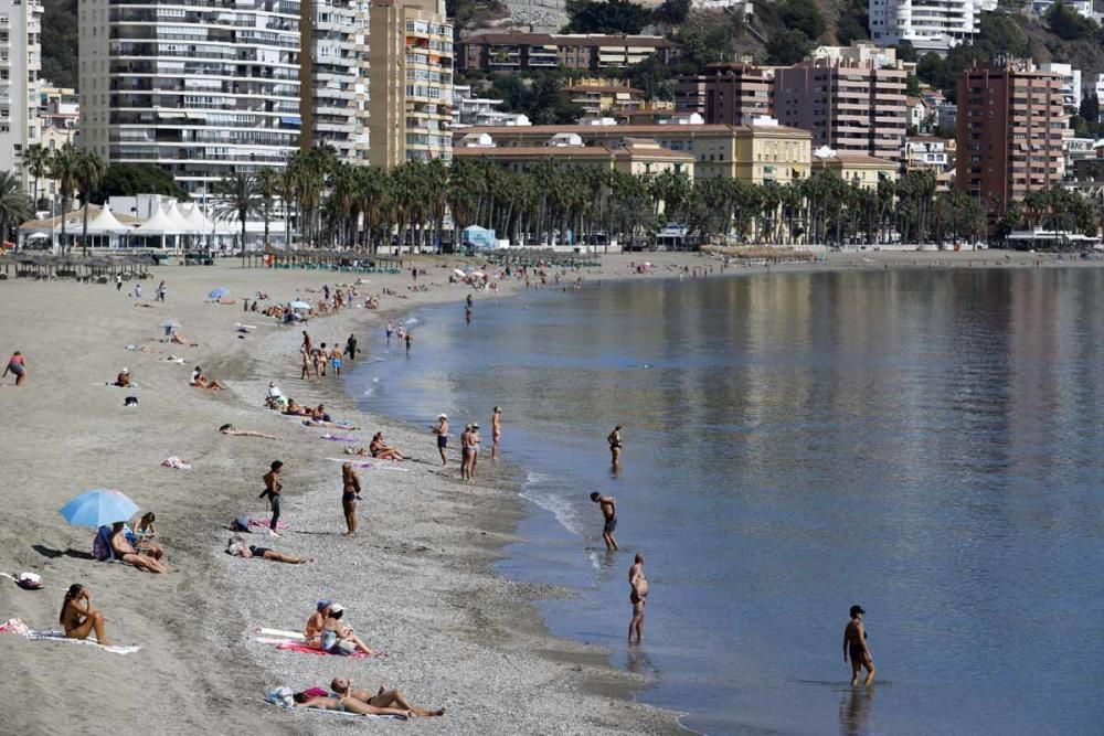 Penúltimos días de playa en Málaga capital