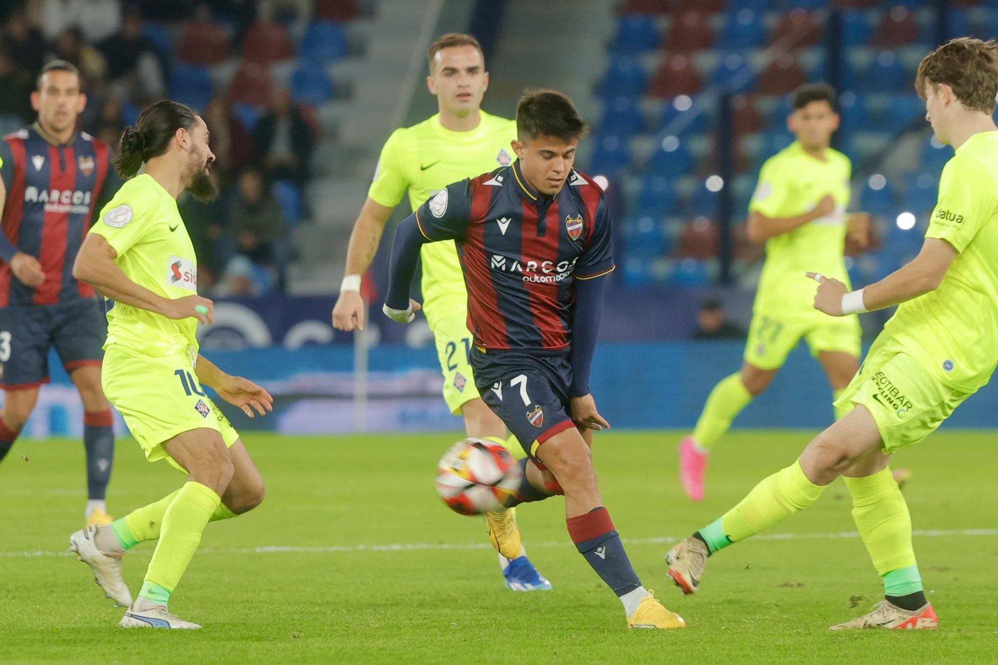 Partido de Copa del REy entre el Levante UD y el SD Amorebieta en imágenes