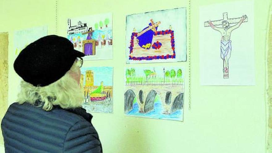 Una mujer observa los dibujos del concurso infantil organizado por Luz Penitente en otra edición.