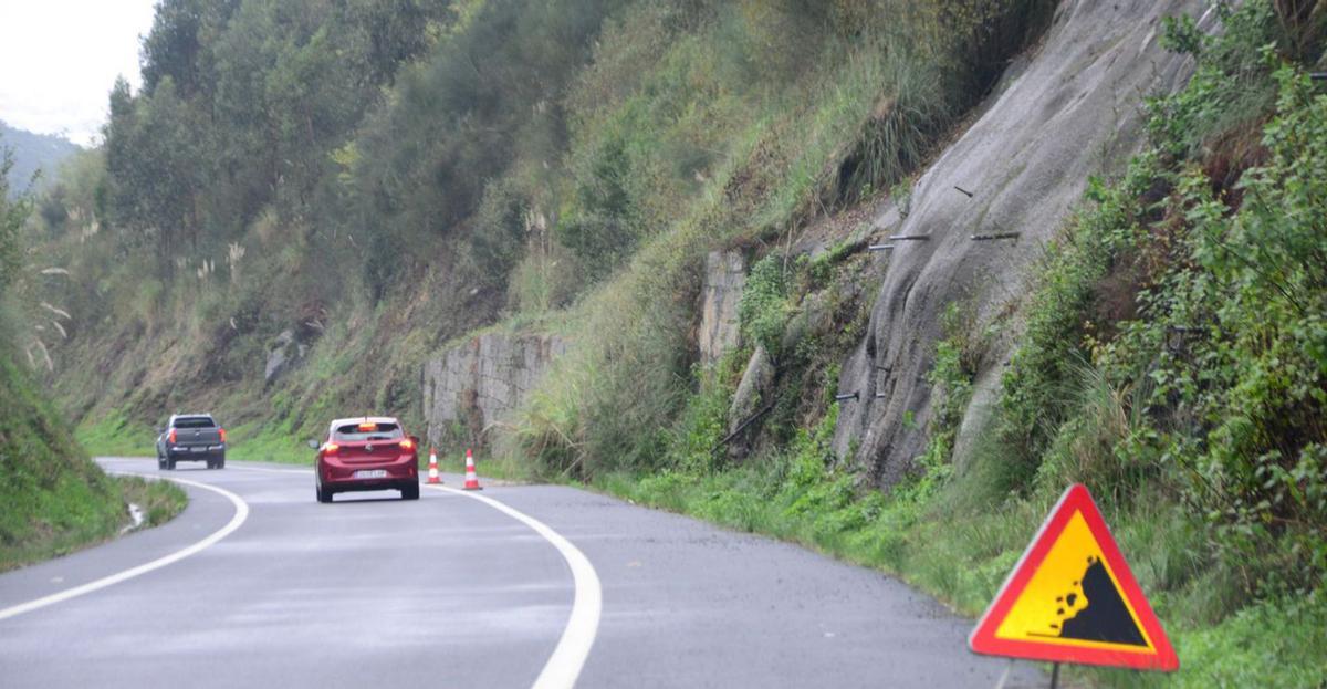 Señalización por desprendimiento en el enlace de la autovía a Cangas, en Ameixoada. | // G.N.