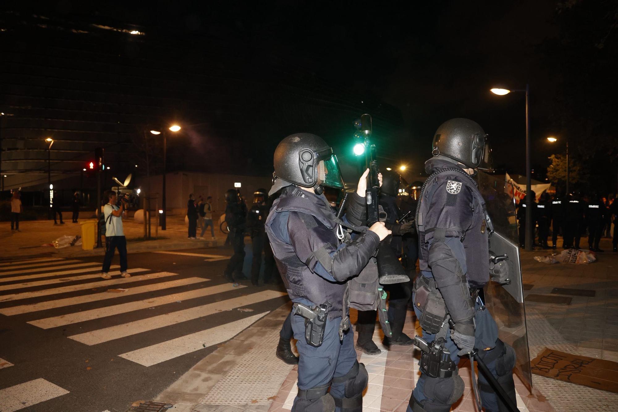Enfrentamientos entre policía y manifestantes ante un Roig Arena blindado